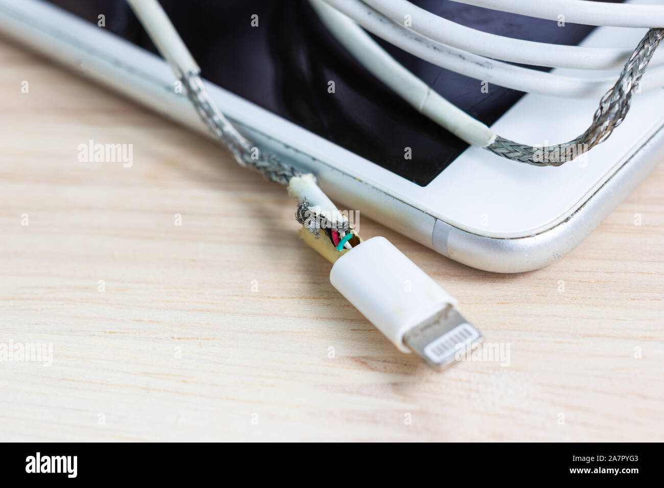 Unsichere Kabel Ladegerät für Mangel an Schäden auf weißem Hintergrund Stockfoto