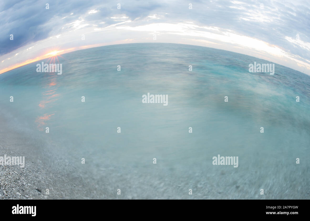 Unsere Blue Earth: Fisheye auf den Strand und den Sonnenaufgang über dem Pazifischen Ozean/Tasmanischen Meer auf Lady Elliot Island, Coral Island am Great Barrier Reef Stockfoto