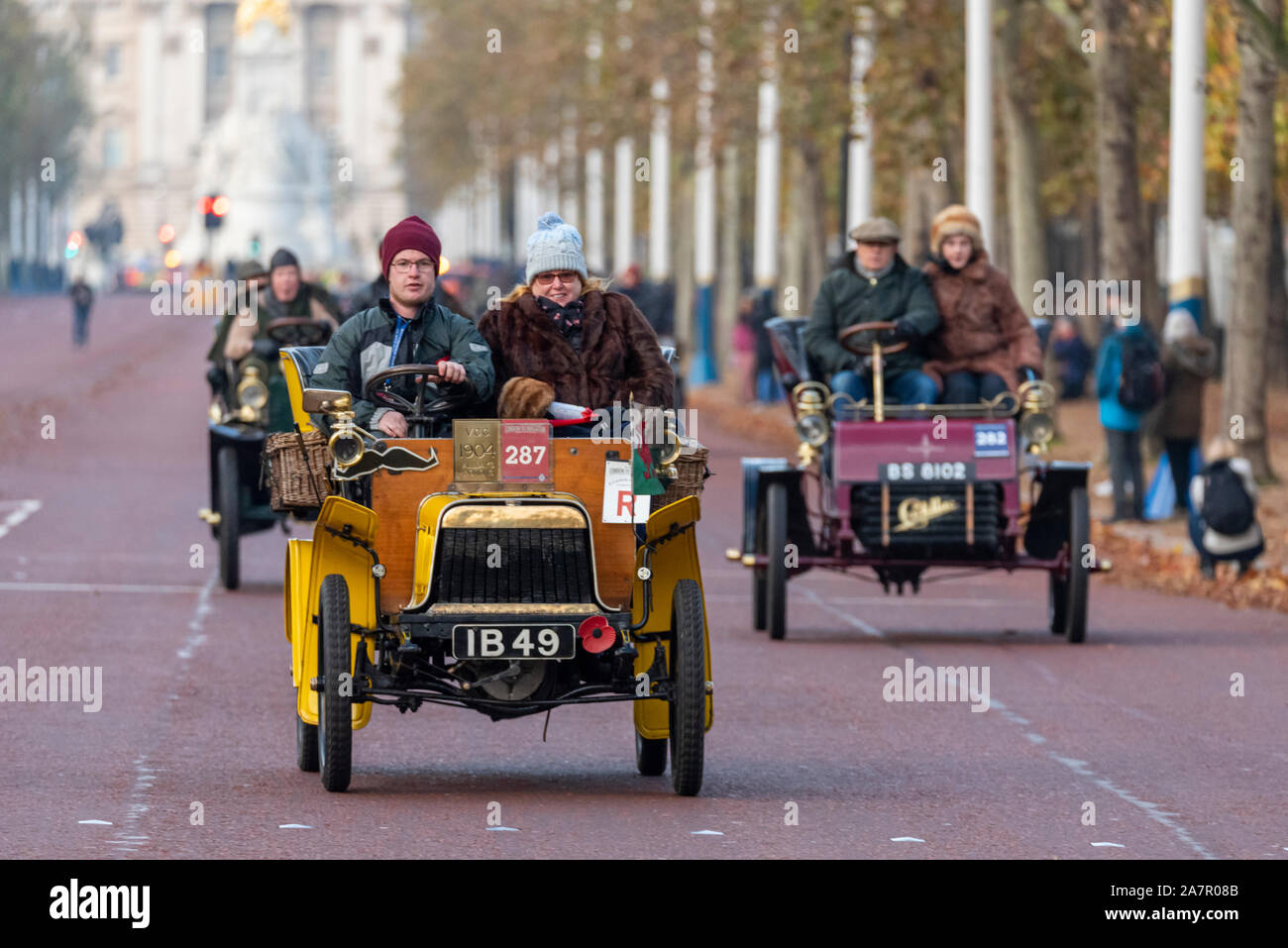 1904 Alldays Oldtimer durch Westminster zu Beginn der London gefahren nach Brighton Veteran Car Run im November 2019. Die Mall. Autos Stockfoto