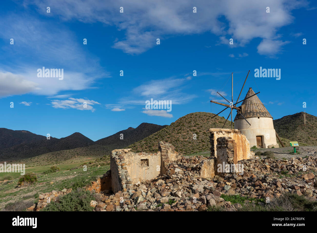 Die Windmühle der Genuesen im Cabo de Gata, San Jose, Almeria Stockfoto