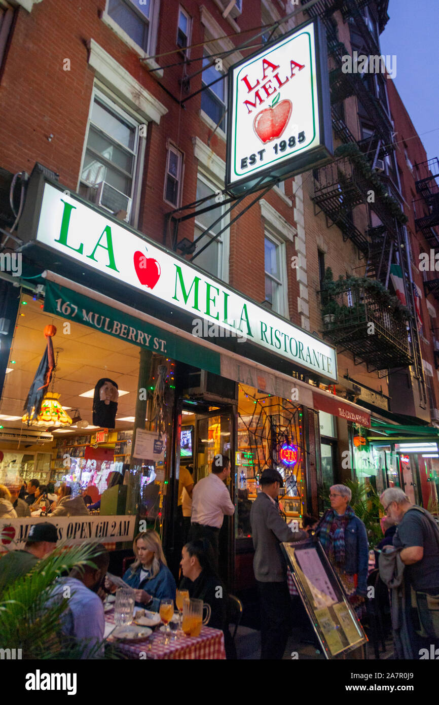 La Mela italienisches Restaurant, Little Italy, New York City, Vereinigte Staaten von Amerika. Stockfoto