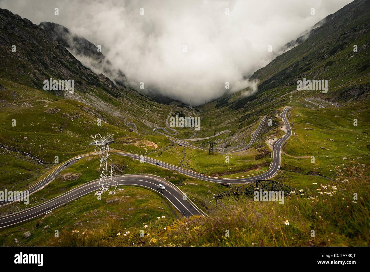 Endlose Straße am Weltberühmten Mountain Pass Road Transfagarasan mit Wolken Rollen wie bei einem Rumänien road trip (Rumänien, Europa) Stockfoto