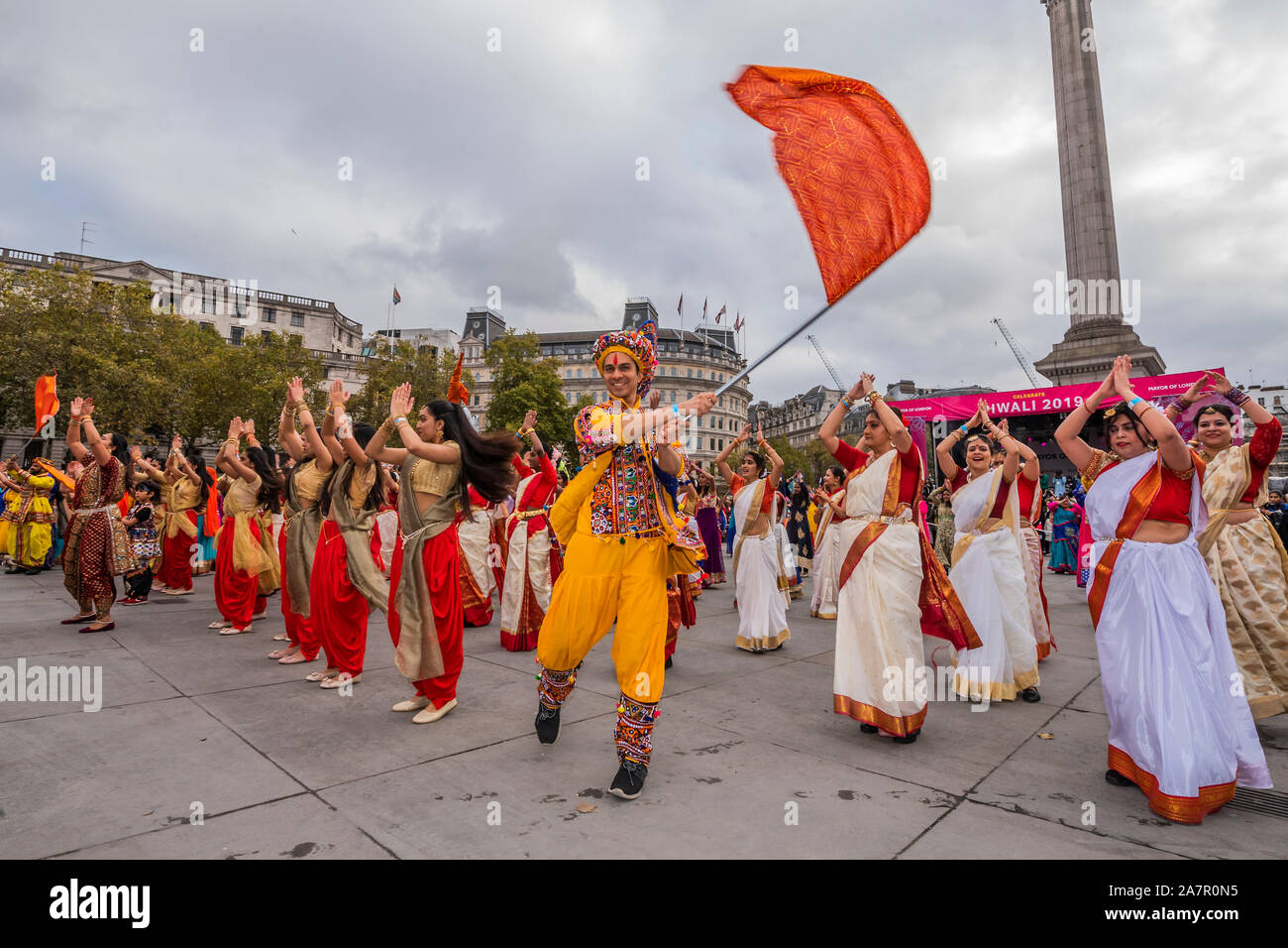 London, Großbritannien. 3. November 2019. Diwali auf dem Trafalgar Square, der Bürgermeister von London, in Partnerschaft mit den Diwali in London (DIL). Ein Mix aus indischer Kunst, Handwerk, Kultur, Essen, Unterhaltung, interaktive Workshops zu Diwali, das Fest des Lichtes feiern. Credit: Guy Bell/Alamy leben Nachrichten Stockfoto