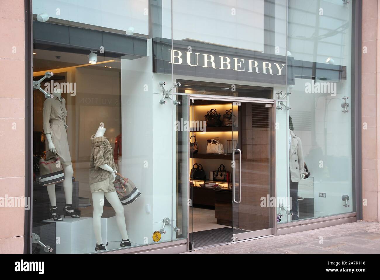 MANCHESTER, Großbritannien - 22 April, 2013: Burberry Fashion Store in Manchester, UK. Burberry besteht seit 1856 und hat 473 Filialen. Stockfoto