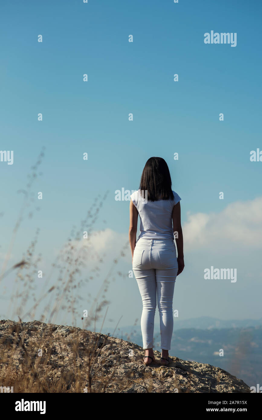 Rückansicht der jungen Frau, die im Freien Stockfoto