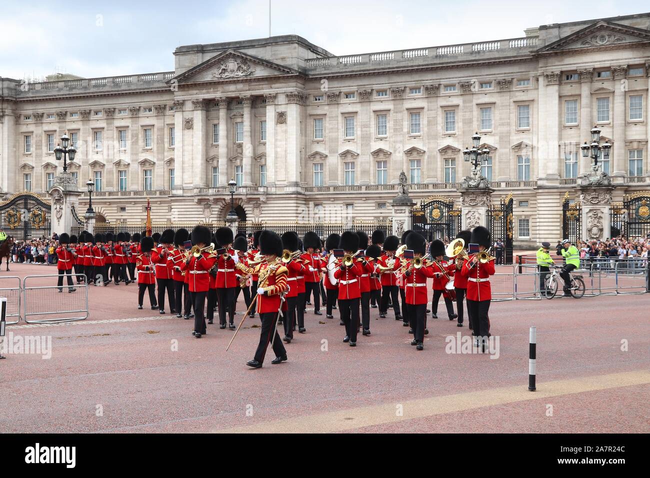 Wie Lange Stehen Die Wachen Vor Dem Buckingham Palace Marschieren vor dem buckingham -Fotos und -Bildmaterial in hoher