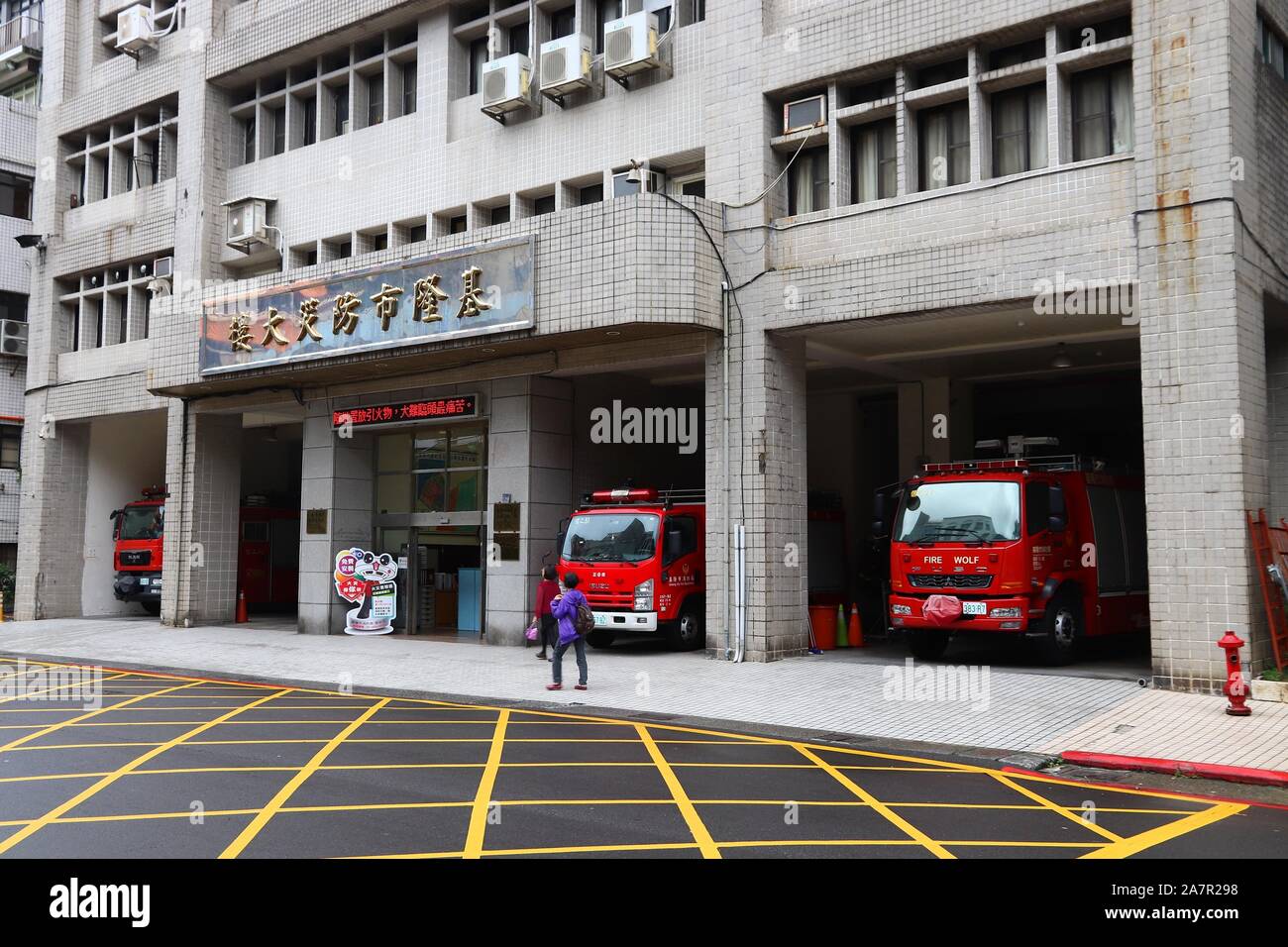 KEELUNG, TAIWAN - November 23, 2018: Fire Station in Keelung, Taiwan. Mitsubishi Fuso, Isuzu und MAN Lkw. Stockfoto