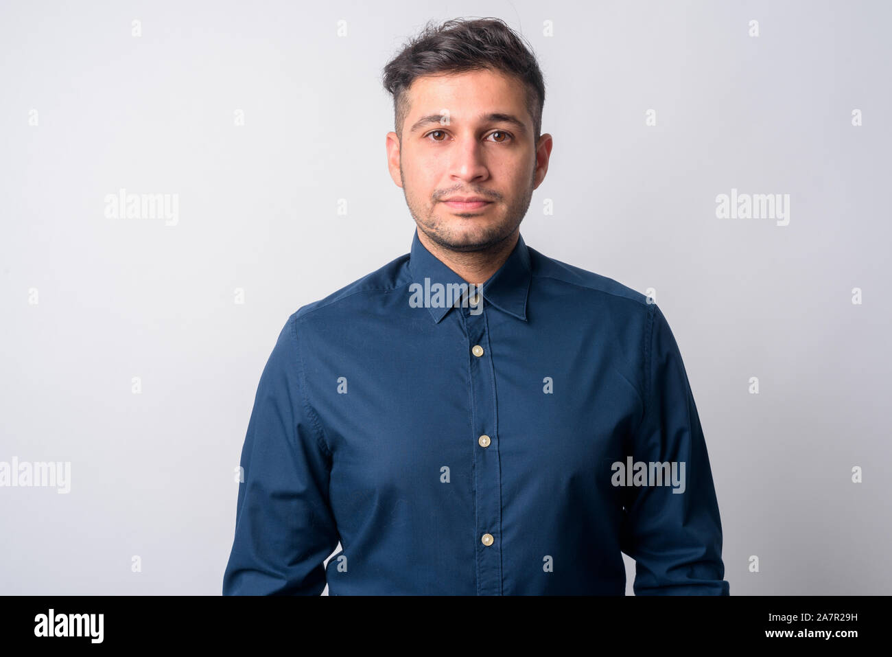 Porträt der jungen gut aussehenden bärtigen Persischen Geschäftsmann Stockfoto