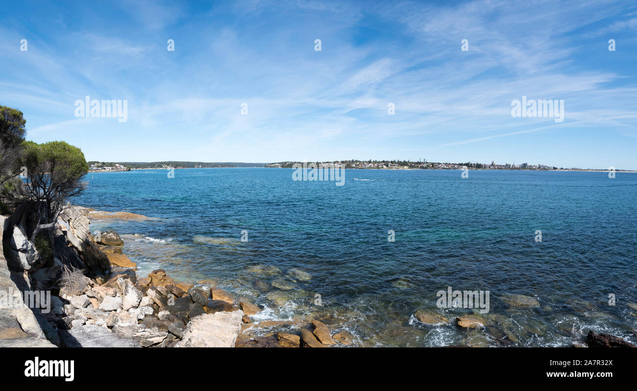Ein Panoramabild über Port Hacking Cronulla Blick vom kleinen Strand am Jibbon Bundeena im südlichen Sydney, Australien Stockfoto