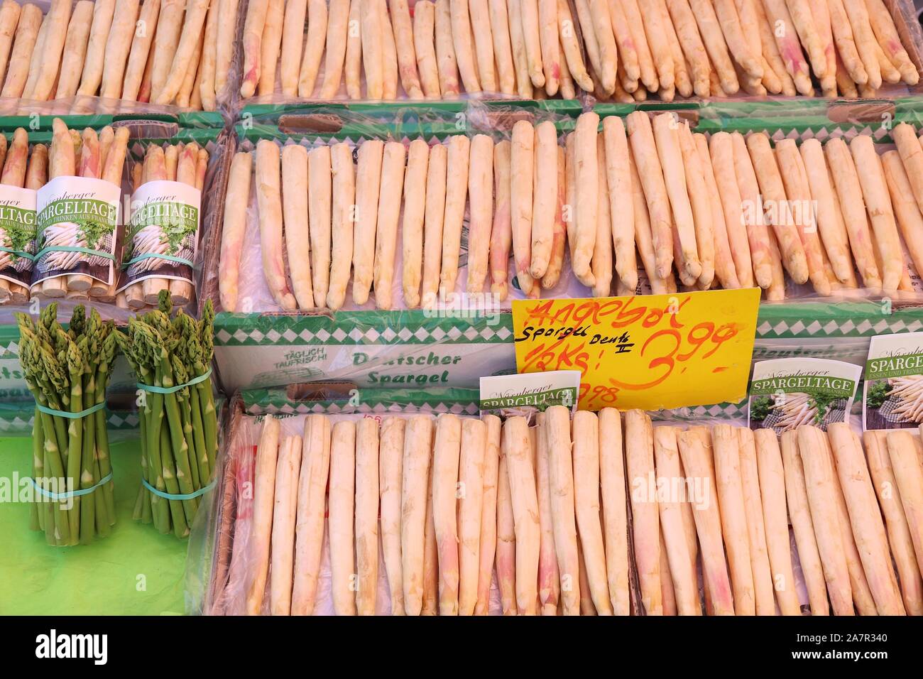 Nürnberg, Deutschland - 7. Mai 2018: Spargel auf lokaler Gemüsemarkt in Nürnberg, Deutschland. Nürnberg ist in Mittelfranken. 511,628 Menschen Stockfoto