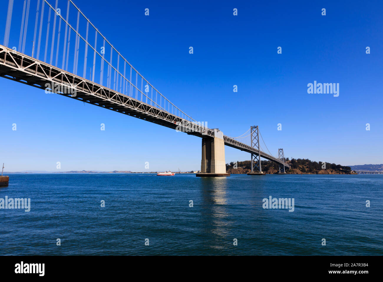 Oakland Bay Bridge von unten, die Bucht von San Francisco, Kalifornien, Vereinigte Staaten von Amerika Stockfoto