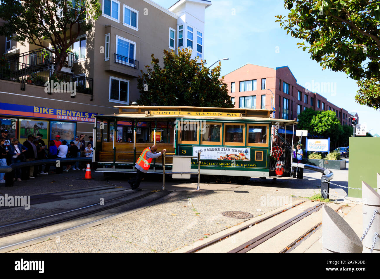 Powell und Mason cable car an der Umdrehung um das Bay Street, San Francisco, Kalifornien, Vereinigte Staaten von Amerika Stockfoto