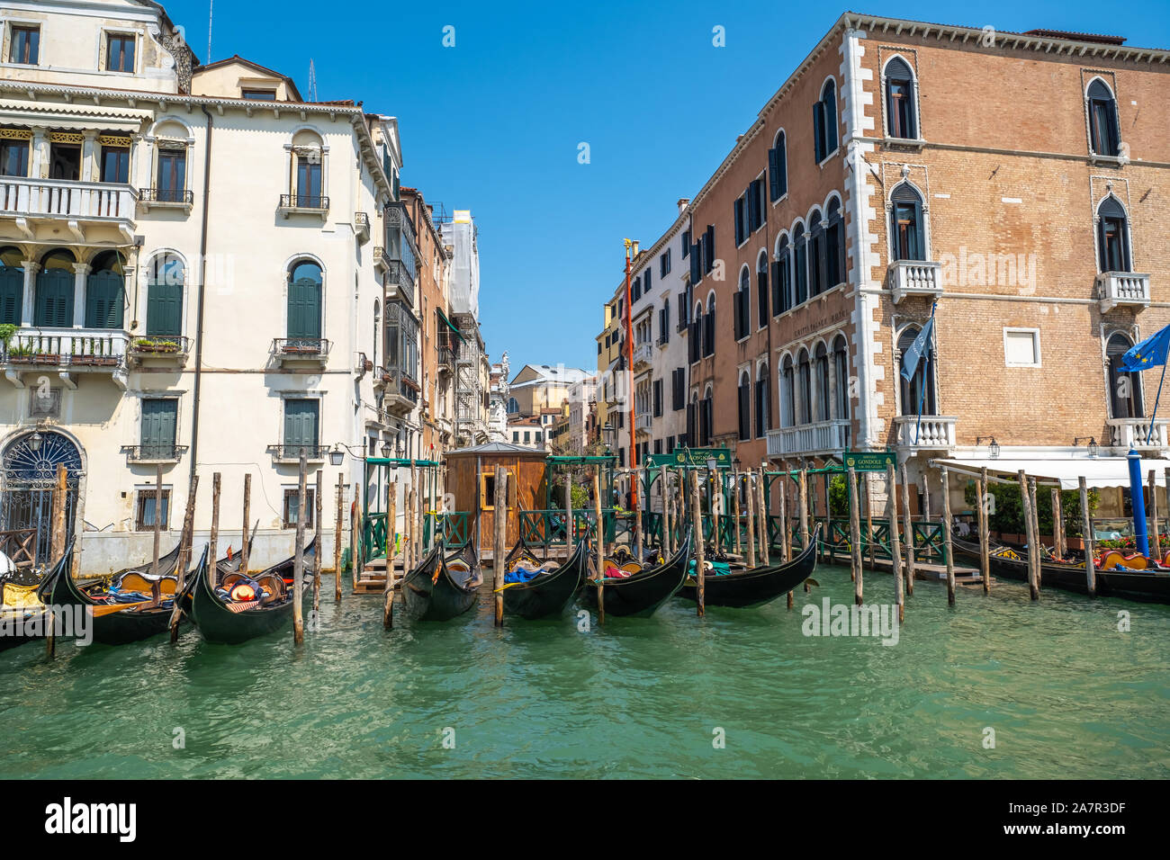 Venedig, Italien - 3. August 2019: Gondeln auf dem Canal Grande günstig Stockfoto