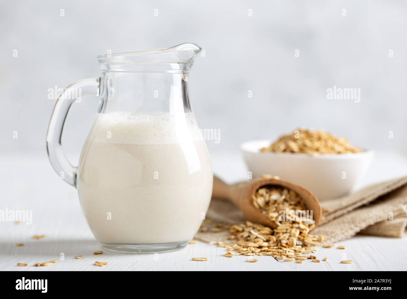 Hafermilch. Gesund vegan nicht aus Milch bio Drink mit Flocken Stockfoto