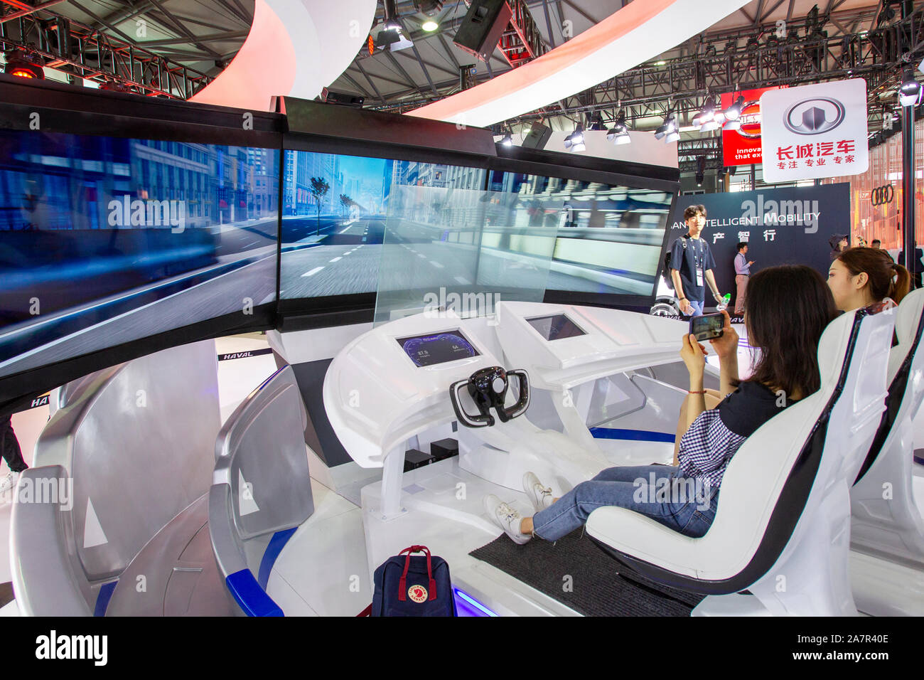 ---- Besucher versuchen aus der Kabine der Großen Mauer Motoren während der 2019 International Consumer Electronics Show (CES Asien Asien 2019) in Shanghai. Stockfoto