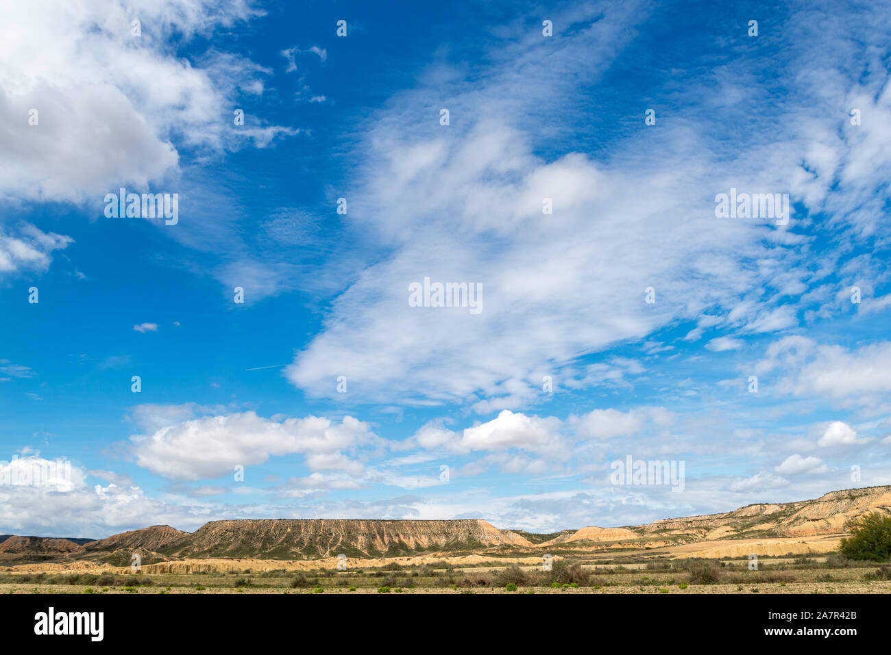 Frühling Himmel mit Wolken über der Wüste Bardenas Reales im Südosten von Navarra Stockfoto