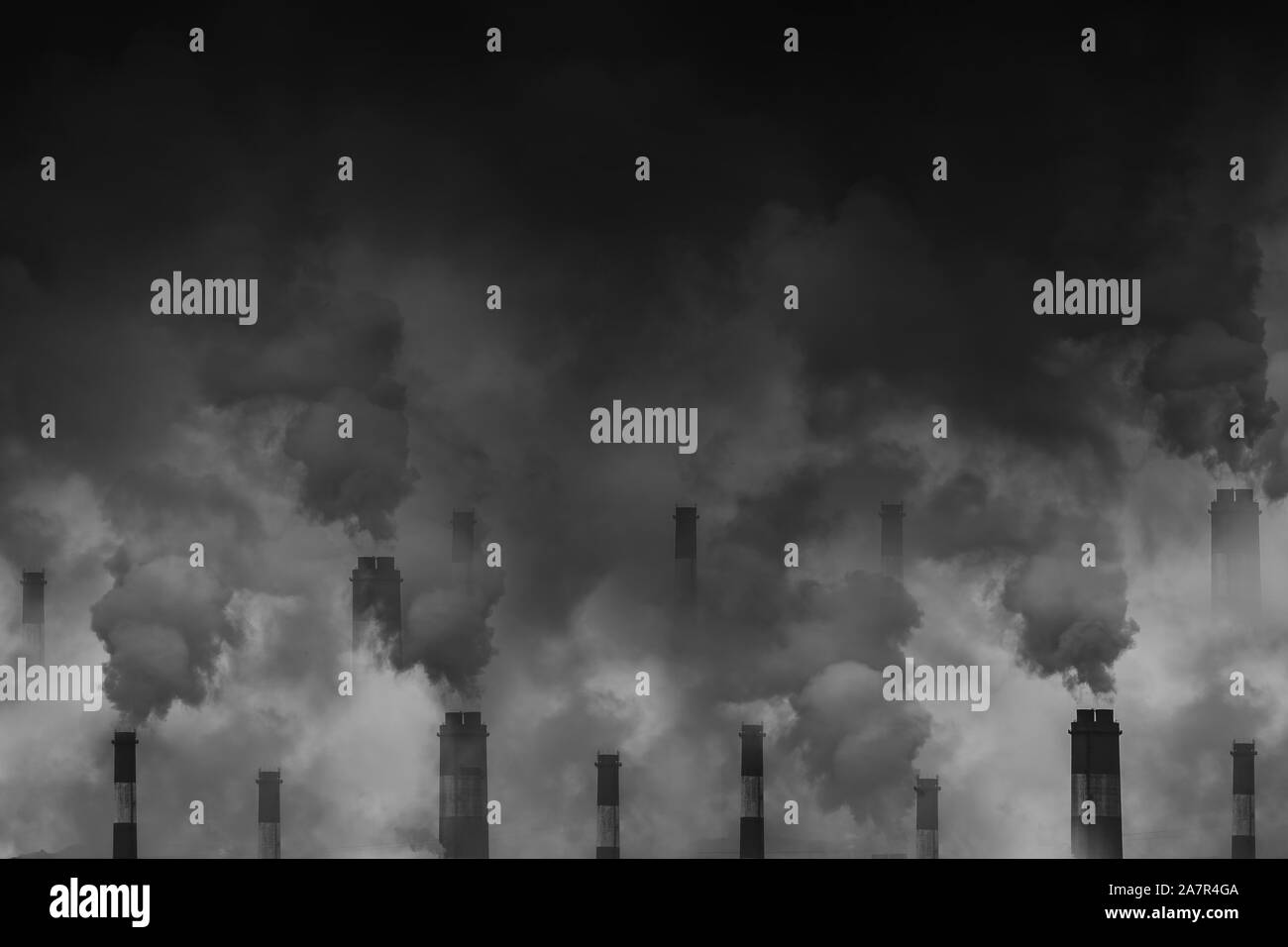 Luftverschmutzung Rauch aus Fabrikschloten dunklen unheimlich Himmel mit Platz für Text Stockfoto