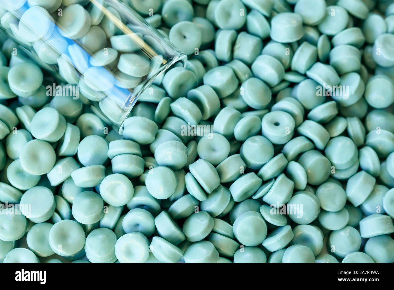 In der Nähe von High-density-Polyethylen (HDPE)-Granulat, selektive konzentrieren. Stockfoto