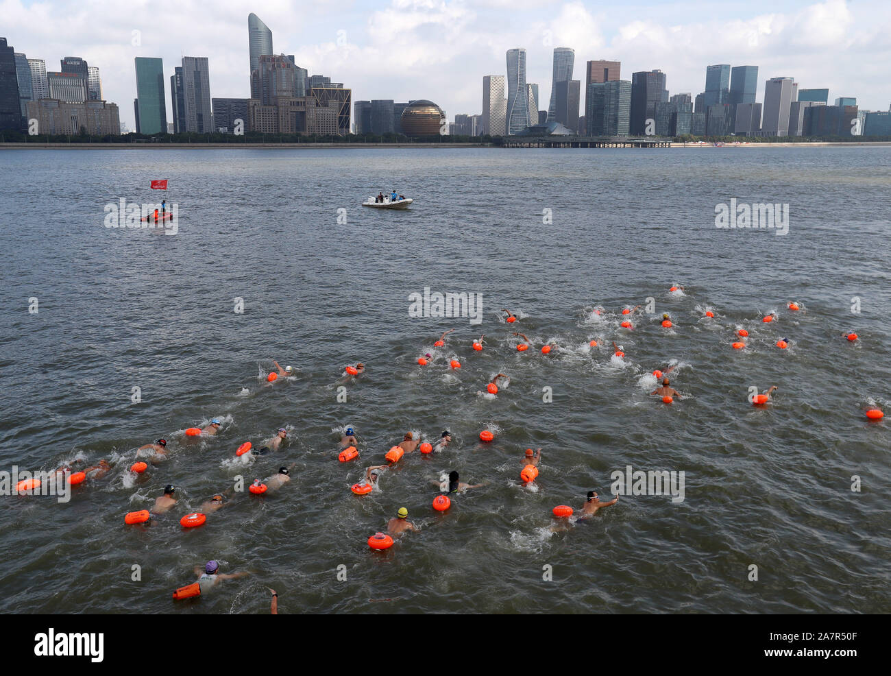 Über 2000 Schwimmer schwimmen über den Qiantang Rive der 70. Jahrestag der Gründung der Volksrepublik China Repblic zu markieren und zu begrüßen die 2022 Stockfoto