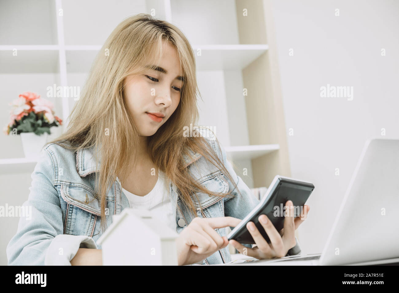 Smart junge Mädchen teen mit Taschenrechner, um gewerbliche Einkünfte glücklich im Büro genießen Sie berechnen. Stockfoto