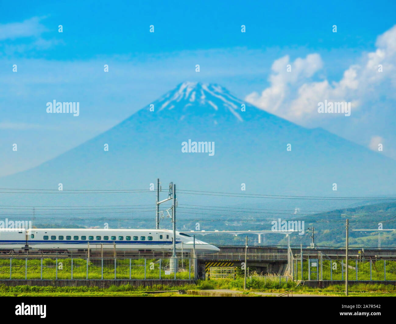 2017 Mai 31. SHIZUOKA JAPAN. läuft Hochgeschwindigkeitszug Tokaido Shinkansen und Fuji Berg mit Reisfeld auf Frühling Saison. Stockfoto