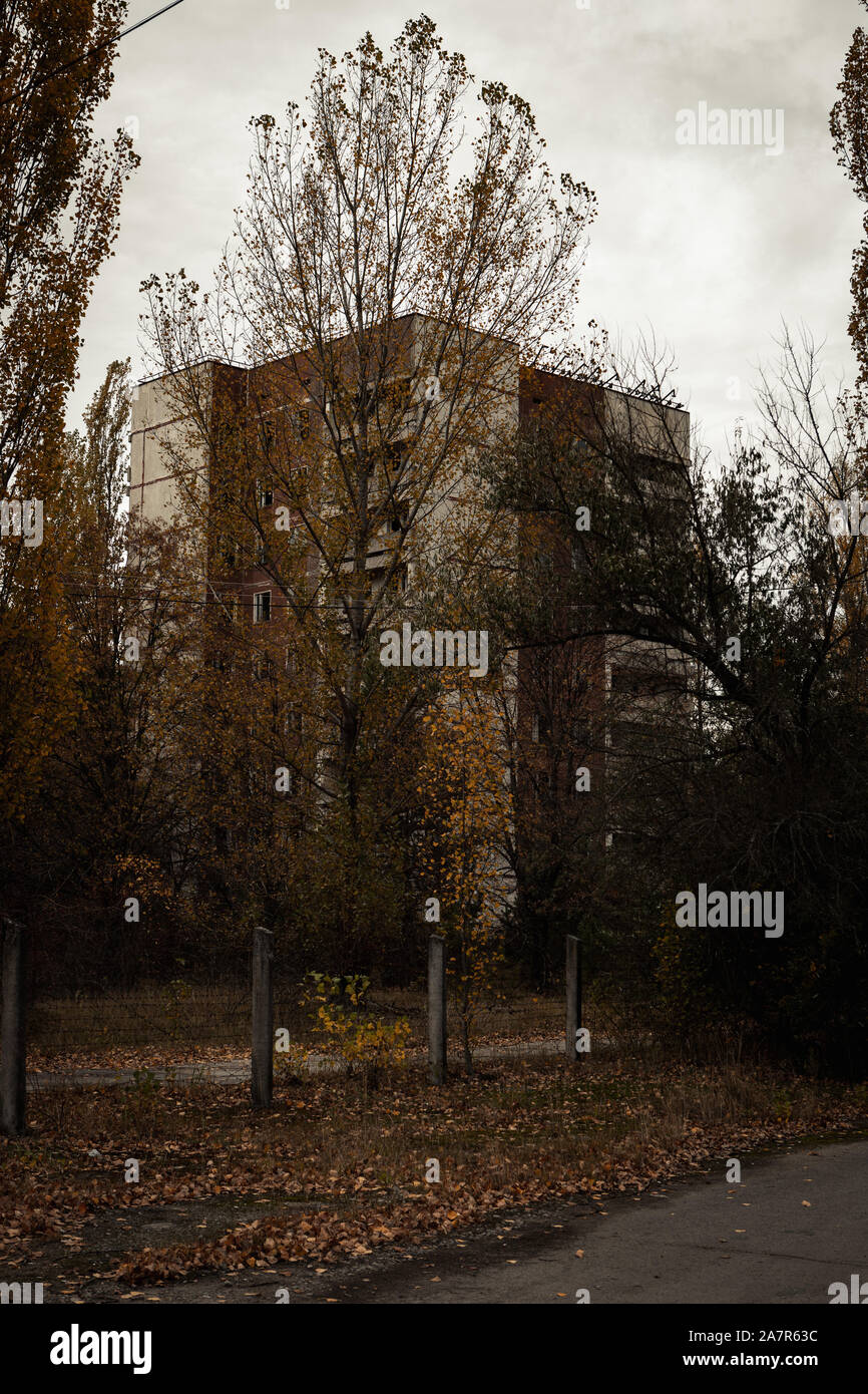 Verlassene Gebäude in der leeren Geisterstadt Pripyat in der Nähe von den Kernreaktor von Tschernobyl im Herbst (Kiew, Ukraine, Europa) Stockfoto