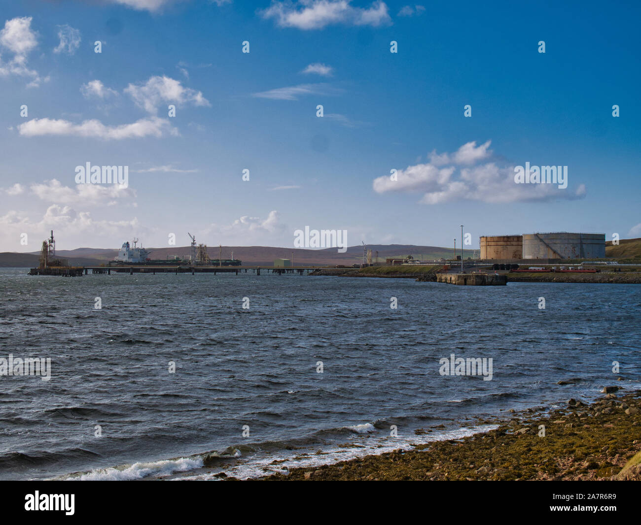 Tanker und Mole in Sullom Voe Öl und Gas-Anlage in Shetland, Großbritannien. Die Anlage übernimmt Produktion von Großbritannien von Ölfeldern in der Nordsee und Ea Stockfoto