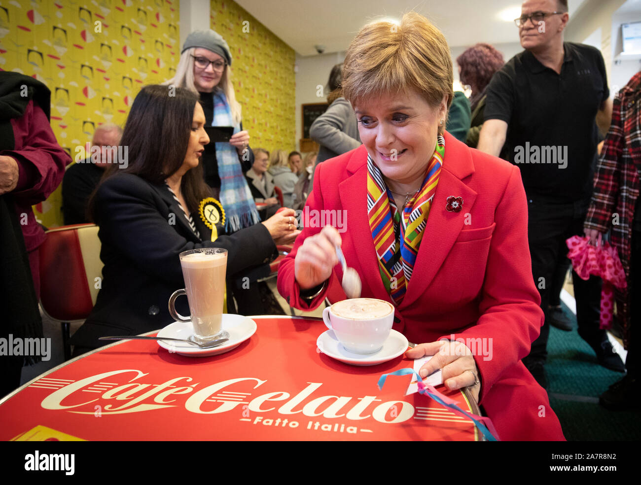 SNP-Chef Nicola Sturgeon hat einen Kaffee im Café Gelato, Rutherglen, bei ihrem Besuch in Burnside Apotheke in Glasgow, Konferenz Wähler und Aktivisten während der allgemeinen Wahlkampagne. Stockfoto