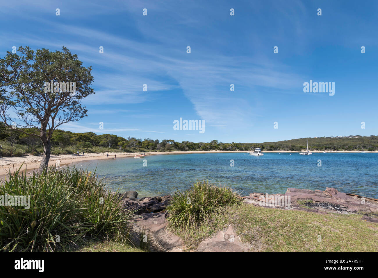 Suche entlang Jibbon Strand vom östlichen Ende zurück in Richtung des Dorfes Bundeena im südlichen Sydney, Australien, an einem sonnigen Frühlingstag Stockfoto