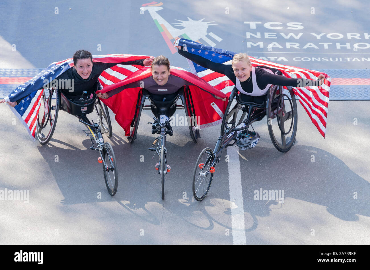 New York, Vereinigte Staaten. 03 Nov, 2019. Tatjana McFadden, Manuela Schar und Susannah Scaroni Gewinner des New York City Marathon Rollstuhl Frauen Abteilung im Central Park (Foto von Lew Radin/Pacific Press) Quelle: Pacific Press Agency/Alamy leben Nachrichten Stockfoto