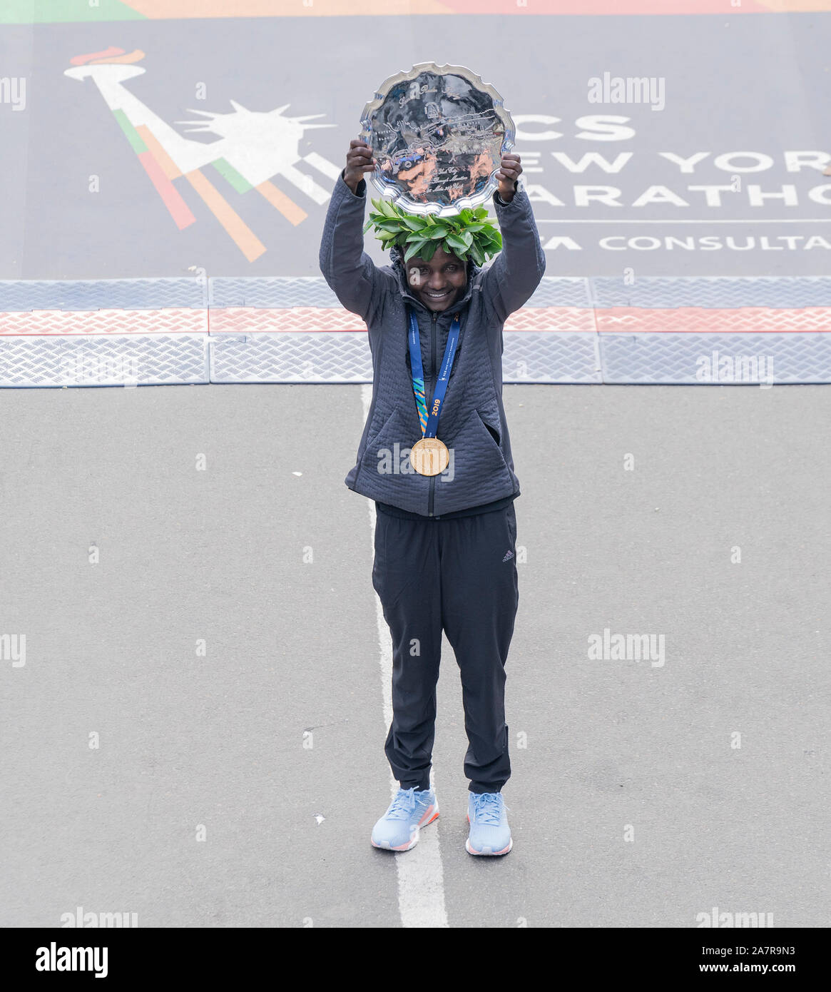 New York, Vereinigte Staaten. 03 Nov, 2019. Joyciline Jepkosgel von Kenia Gewinner des New York City Marathons professionelle Frauen Abteilung im Central Park (Foto von Lew Radin/Pacific Press) Quelle: Pacific Press Agency/Alamy leben Nachrichten Stockfoto