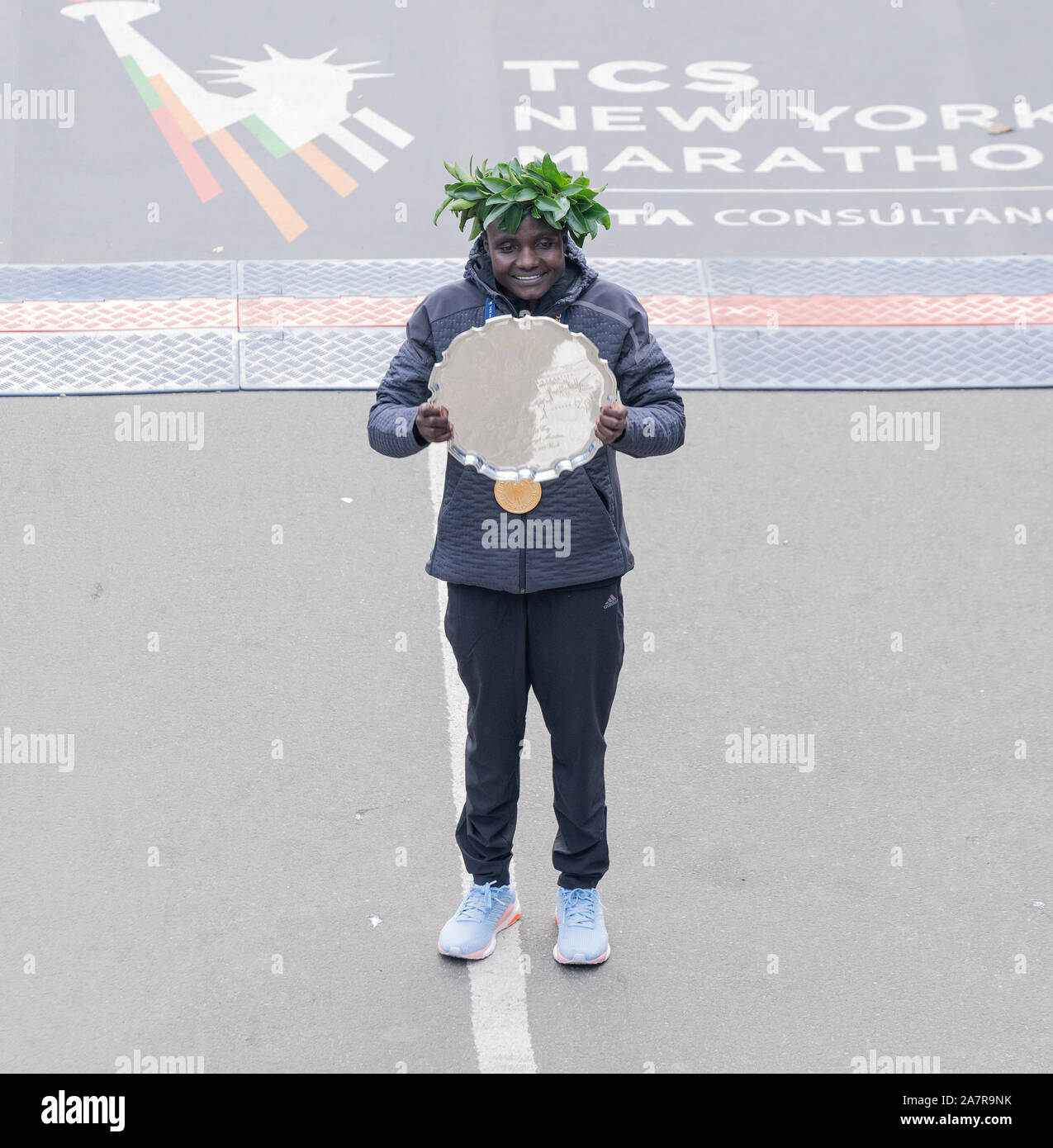 New York, Vereinigte Staaten. 03 Nov, 2019. Joyciline Jepkosgel von Kenia Gewinner des New York City Marathons professionelle Frauen Abteilung im Central Park (Foto von Lew Radin/Pacific Press) Quelle: Pacific Press Agency/Alamy leben Nachrichten Stockfoto