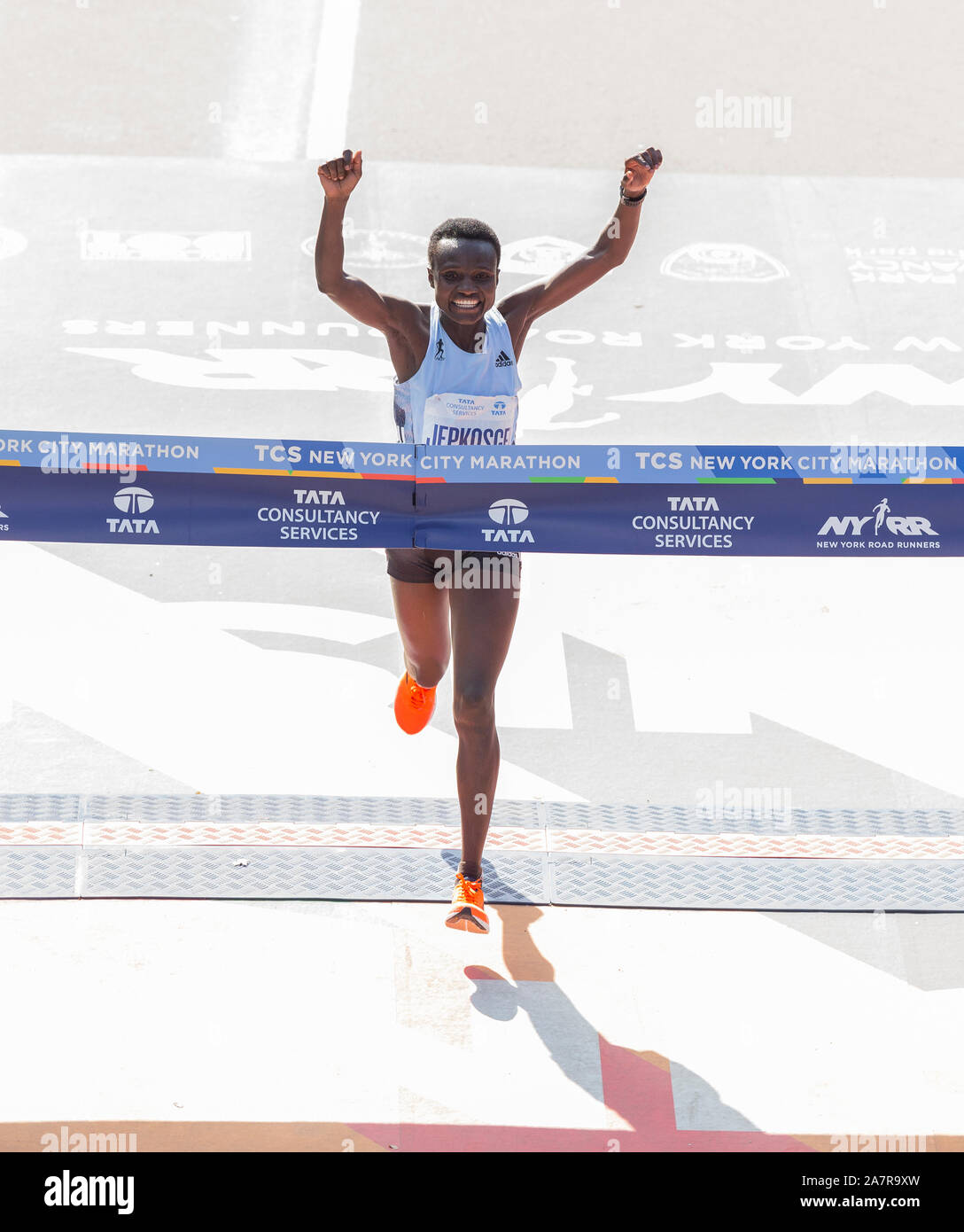 New York, Vereinigte Staaten. 03 Nov, 2019. Joyciline Jepkkosgel von Kenia beendete 1. als Sieger der New York City Marathon professionelle Frauen Abteilung im Central Park (Foto von Lew Radin/Pacific Press) Quelle: Pacific Press Agency/Alamy leben Nachrichten Stockfoto