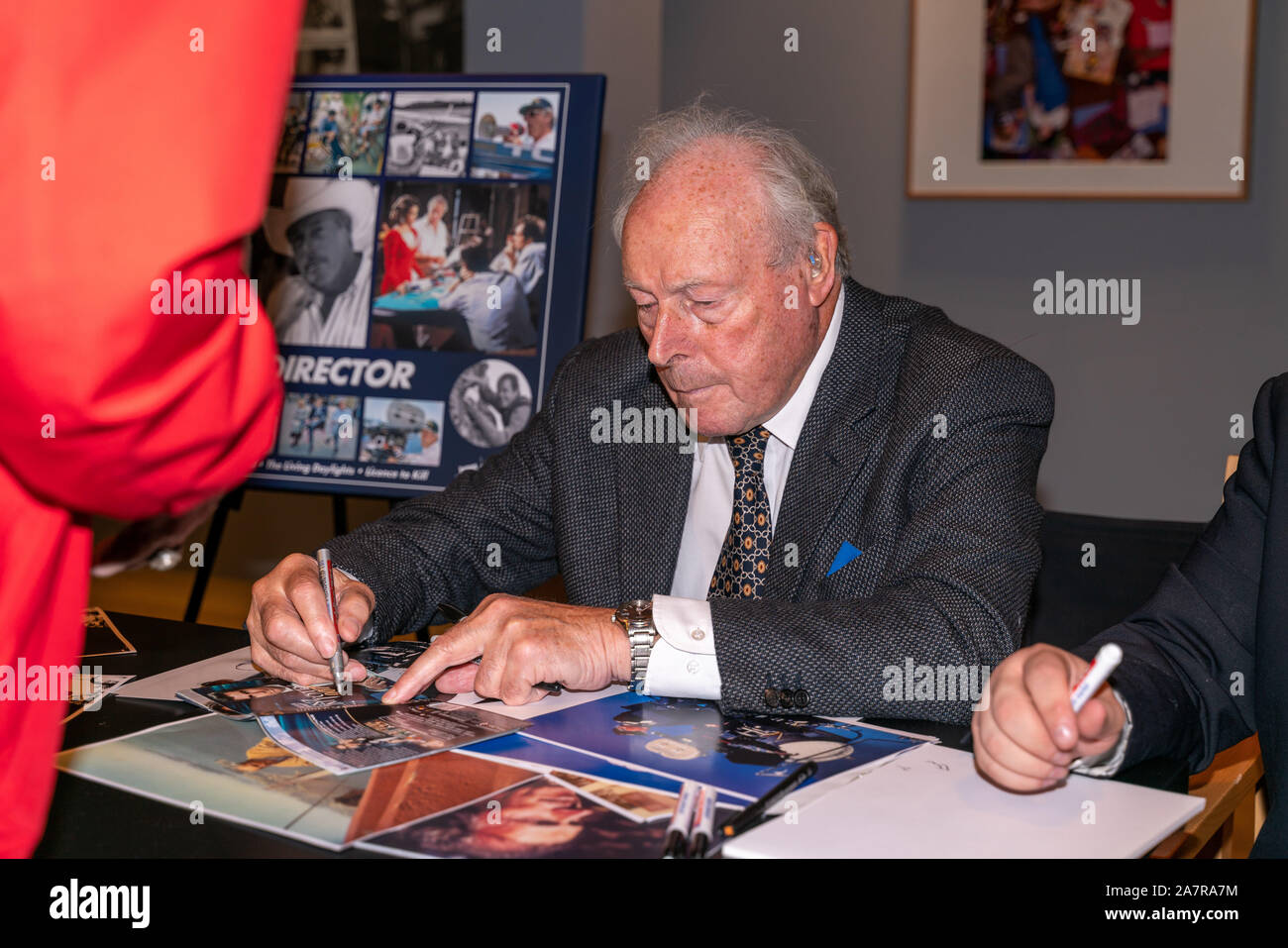 FRANKFURT AM MAIN, Deutschland - 3. November 2019: John Glen (* 1932, britischer Filmregisseur einen Editor, berühmt für das Anführen einer Aufzeichnung fünf Bond-filme) Autogramme für die Fans bei 30 Jahren 'Lizenz zum Töten' sprechen Stockfoto