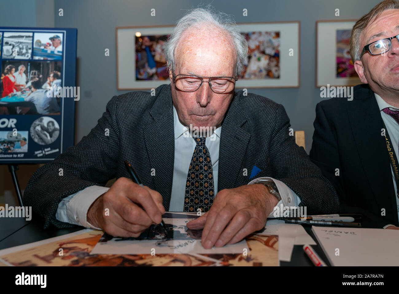 John glen direktor Fotos und Bildmaterial in hoher Auflösung Alamy