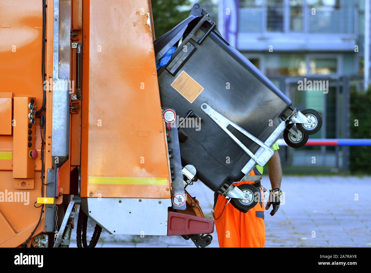 Muellabfuhr in München, Müll, Muellton, Muelltonnen, Müllcontainer