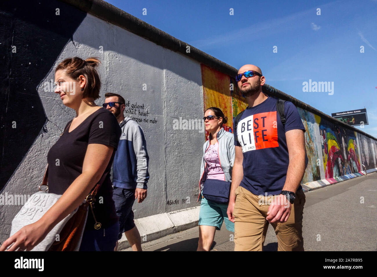 Bestes Leben auf T-Shirt, Berliner Mauer, Menschen auf der East Side Gallery Deutschland Stockfoto
