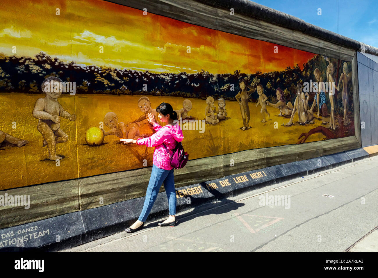 Berliner Mauer Graffiti touristische Straßenkunst Asiatische Frau in East Side Gallery Deutschland Friedrichshain City Street Vergessen Sie nicht die Liebe von Henry Schmidt Stockfoto