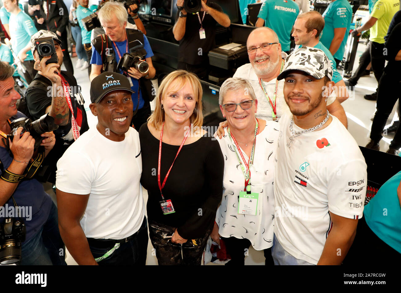 Austin, Vereinigte Staaten von Amerika. 03 Nov, 2019. Motorsport: FIA Formel Eins-Weltmeisterschaft 2019, Grand Prix der USA, #44 Lewis Hamilton (GBR, MERCEDES AMG PETRONAS Motorsport) feiert den Gewinn der F1-Fahrerwertung 2019 mit Anthony Hamilton, Linda Hamilton und seine Mutter Carmen | Verwendung der weltweiten Kredit: dpa/Alamy leben Nachrichten Stockfoto