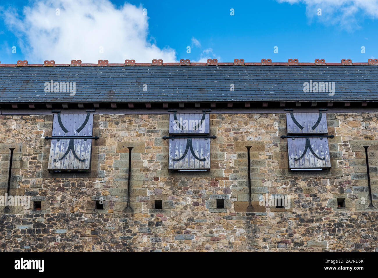 Fenster mit Fensterläden aus Holz, in einem Schloss an der Wand Stockfoto