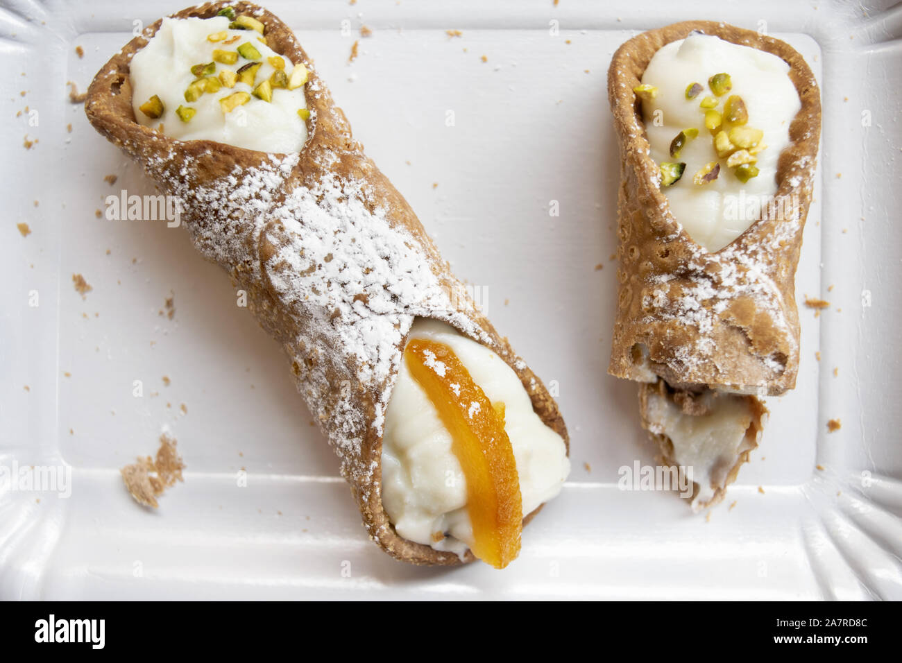 Sizilianisches Gebäck gefüllt mit Ricotta Creme genannt Cannoli Stockfoto