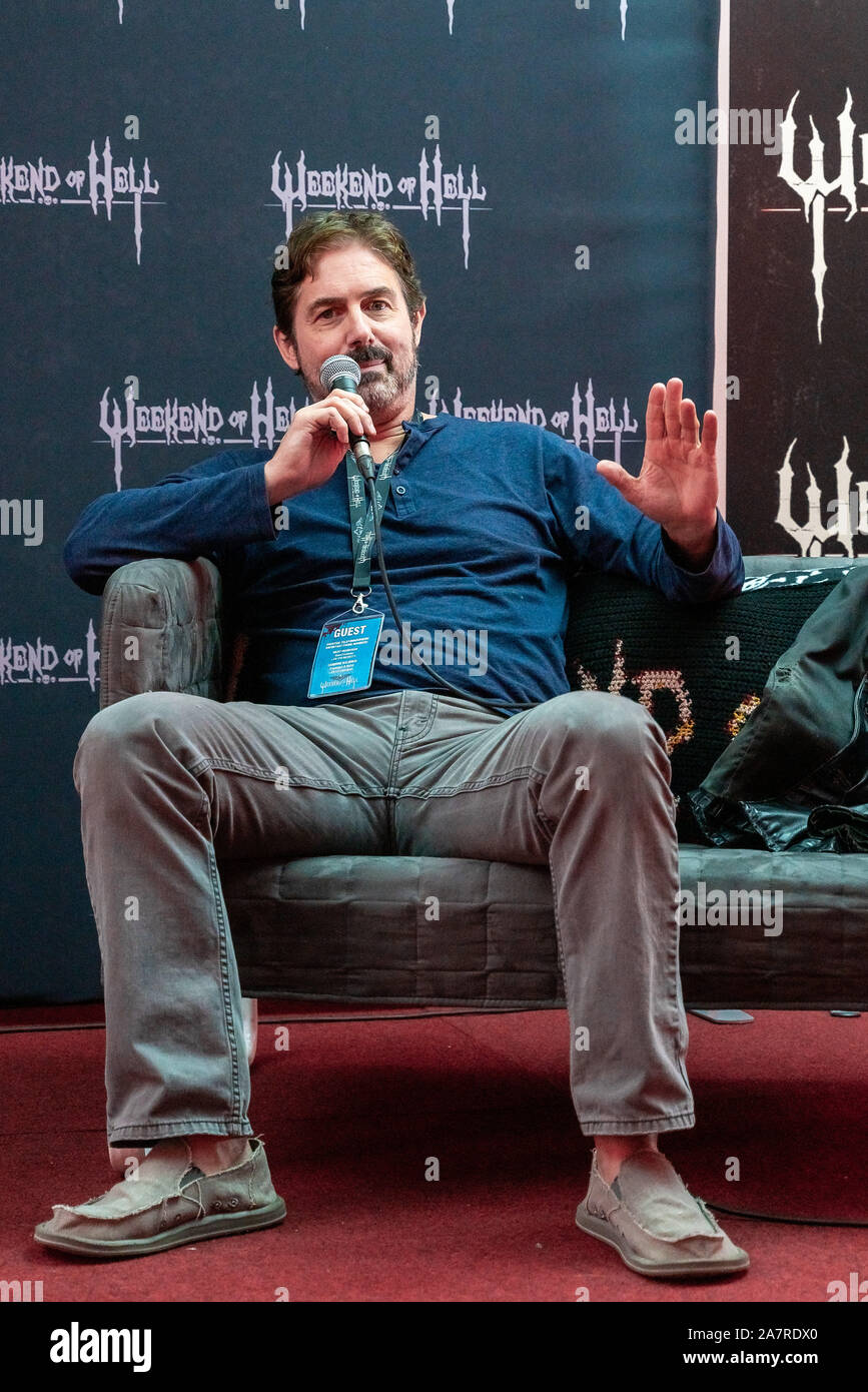 DÜSSELDORF-Neuss, Deutschland - Am 2. November 2019: Zach Galligan (* 1964, US-amerikanischer Schauspieler - Gremlins) spricht über seine Erfahrungen in der Filmindustrie am Wochenende der Hölle 2019 Stockfoto