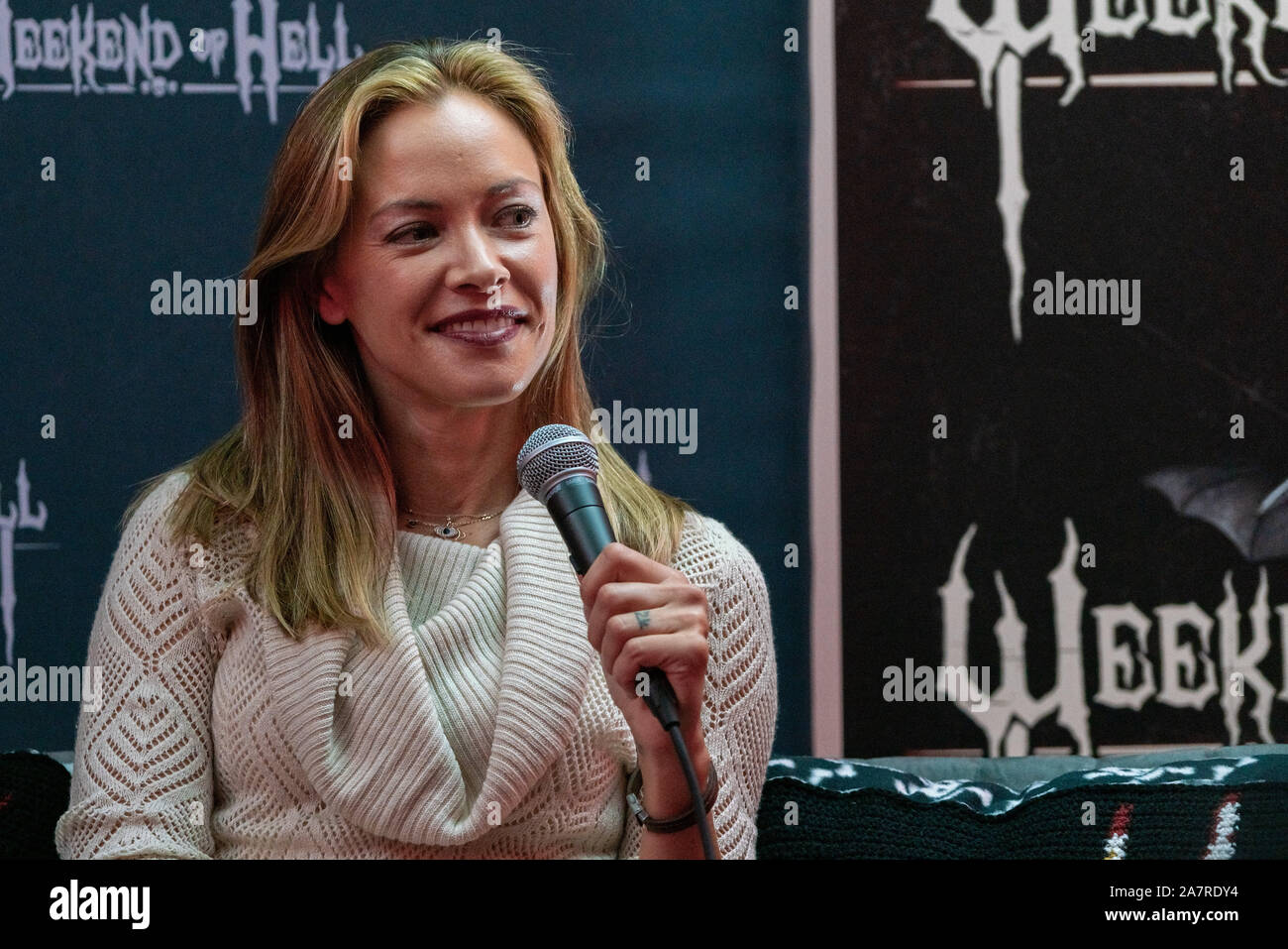 DÜSSELDORF-Neuss, Deutschland - Am 2. November 2019: Kristanna Loken (* 1979, US-amerikanische Schauspielerin - Terminator 3: Rebellion der Maschinen (2003) BloodRayne (2005) und Bounty Killer (2013) spricht über ihre Erfahrungen in der Filmindustrie am Wochenende der Hölle 2019 Stockfoto