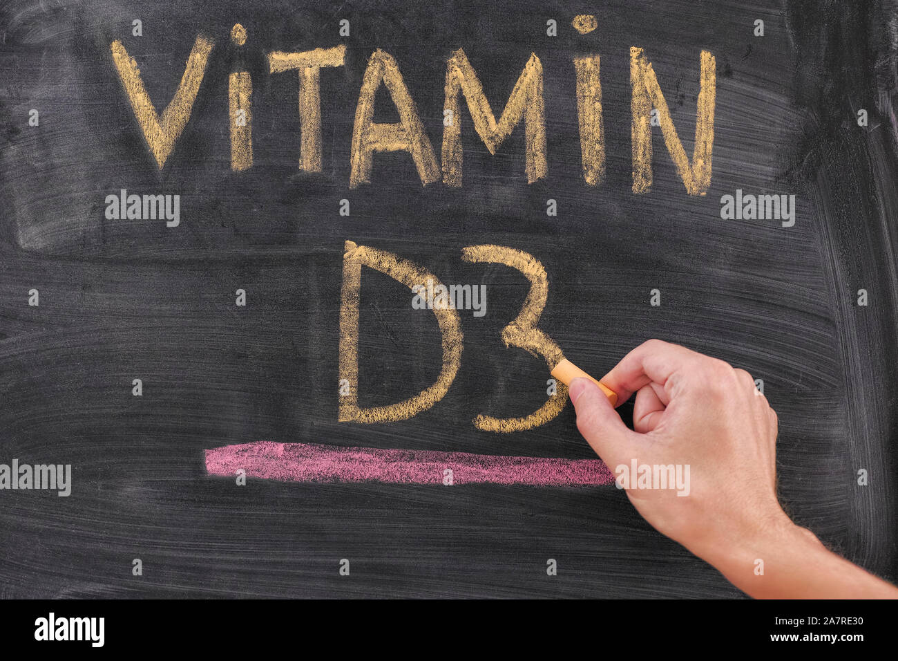 Hand schreiben Vitamin D3 am schwarzen Brett. Close Up. Stockfoto