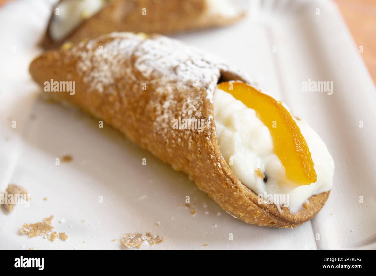 Sizilianisches Gebäck gefüllt mit Ricotta Creme genannt Cannoli Stockfoto