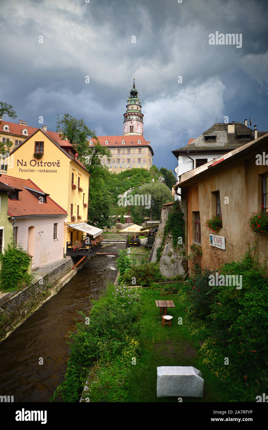 Blick auf die Burg Schwarzenberg aus einem zu engen Wasser Kanal mit traditionellen Häusern. Cesky Krumlov, Südböhmen, Tschechische Republik Stockfoto