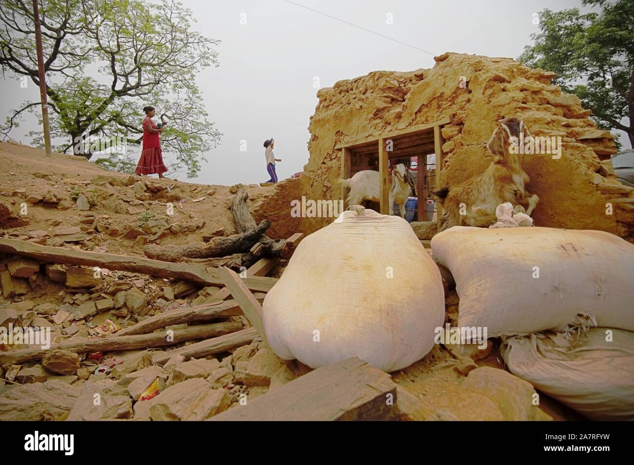 Ruinen eines Hauses, das vom Erdbeben vom April 2015 im Bezirk Kavrepalanchowk, Nepal, beschädigt wurde. Stockfoto