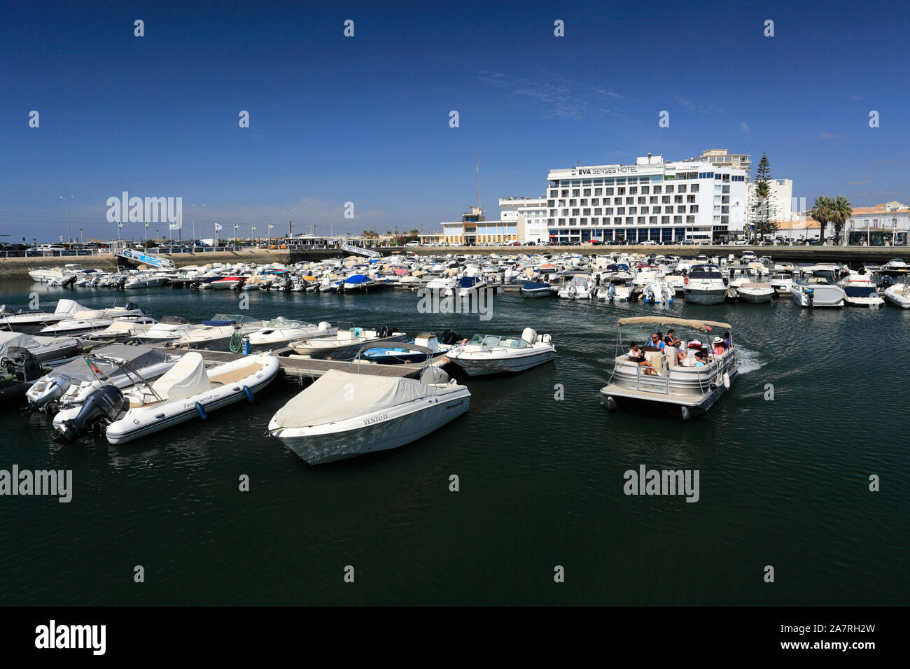 Sportboote in Faro Marina, die Stadt Faro, der Hauptstadt der Algarve, Portugal, Europa Stockfoto