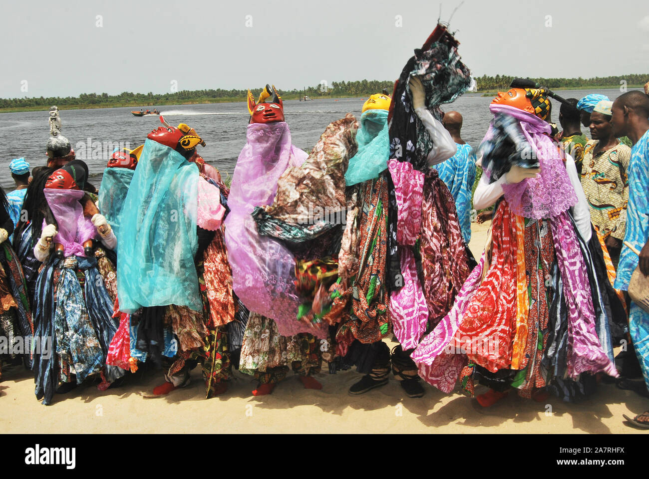 Männer in Gelede Masken tanzen zum Rhythmus des Geistes während des jährlichen Lagos Black Heritage Festivals im historischen Slave Trade von Badagry Beach, Lagos Nigeria. Gelede-Maskeraden werden in Südwestnigeria zu rituellen Zwecken und zur Unterhaltung gefeiert. Stockfoto