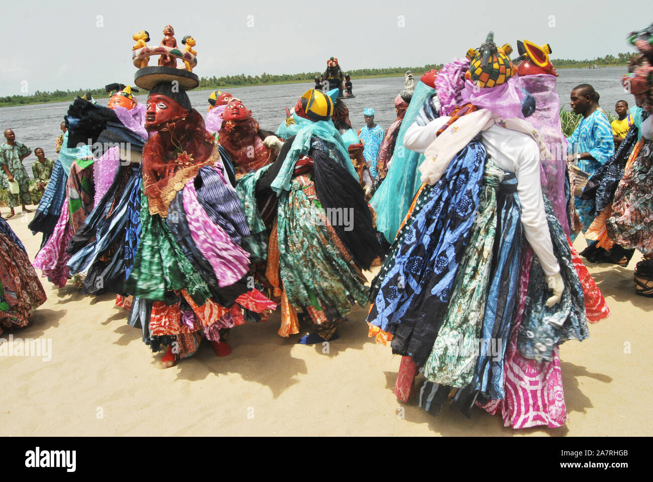 Männer in Gelede Masken tanzen zum Rhythmus des Geistes während des jährlichen Lagos Black Heritage Festivals im historischen Slave Trade von Badagry Beach, Lagos Nigeria. Gelede-Maskeraden werden in Südwestnigeria zu rituellen Zwecken und zur Unterhaltung gefeiert. Stockfoto